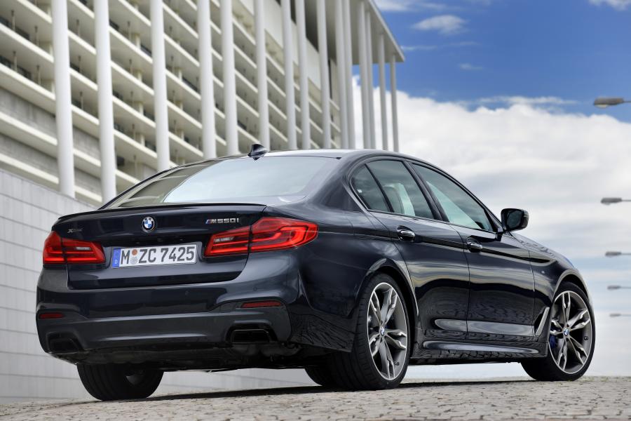 BMW M550i xDrive Sedan 2017 года  (WW) (фото 11 из 48)